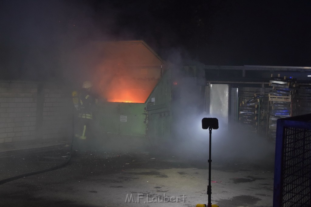 Feuer Papp Presscontainer Koeln Hoehenberg Bochumerstr P080.JPG - Miklos Laubert